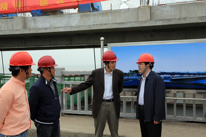 朱学林向省水利工程建设局朱海生局长介绍世俱杯网页版登录入口组织创新情况