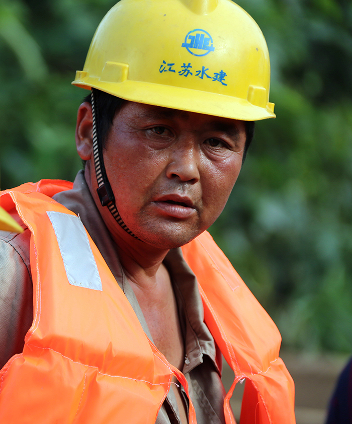 《向阳河抢险》(组照) 时爱祥摄