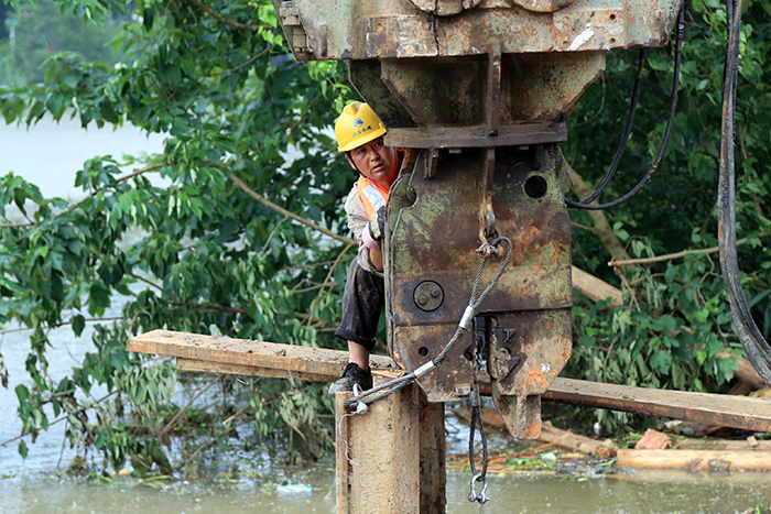 《向阳河抢险》(组照) 时爱祥摄