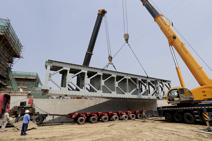 《芒稻船闸吊装》(组照) 庄卫星摄