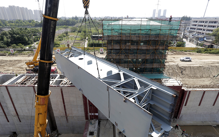 《芒稻船闸吊装》(组照) 庄卫星摄