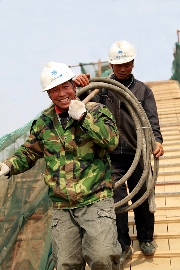 《工地劳动者》(组照) 周宏萍摄
