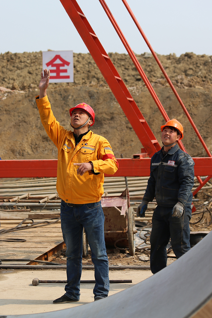 《工地劳动者》(组照) 周宏萍摄