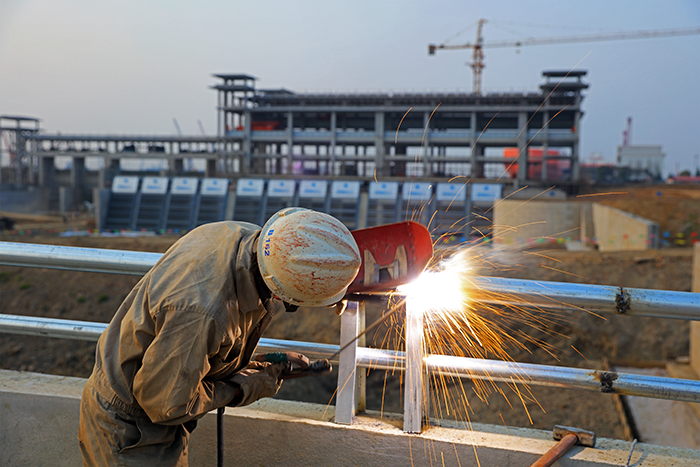 《工地劳动者》(组照) 周宏萍摄